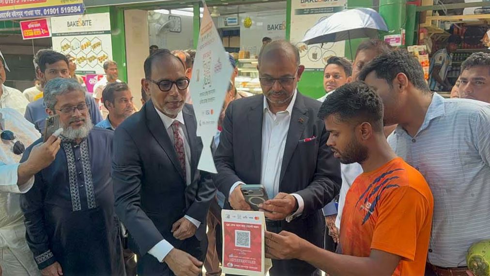বাংলা কিউআর ব্যবহার করে কেনাকাটা করলেন অর্থ উপদেষ্টা